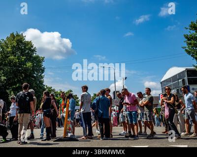 Nijmegen, Niederlande. Juli 2025. Rund 47,000 Teilnehmer (darunter auch die Streitkräfte aus anderen Ländern) meldeten sich für die Vierdaagse, die größte mehrtägige Wanderveranstaltung der Welt. Wanderer holten ihre Armbänder mit der Anzahl der Registrierungen am Startpunkt des Spaziergangs ab. (Credit Image: © Ana Fernandez/SOPA Images via ZUMA Press Wire) NUR REDAKTIONELLE VERWENDUNG! Nicht für kommerzielle ZWECKE! Stockfoto