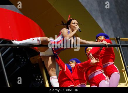East Rutherford, Usa. Juli 2025. Doja Cat tritt während der Halbzeitshow beim Finalspiel der FIFA Club-Weltmeisterschaft 2025 im MetLife Stadium in East Rutherford, New Jersey am Sonntag, den 13. Juli 2025 auf. Foto: John Angelillo/UPI Credit: UPI/Alamy Live News Stockfoto