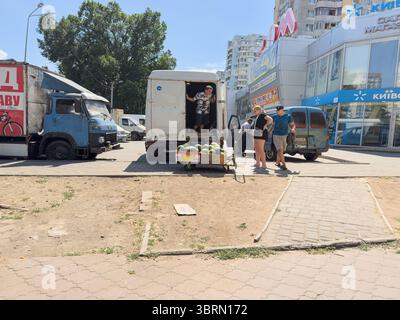 Der Verkäufer entlädt Wassermelonen von einem LKW auf einem geschäftigen Stadtmarkt UA Odesa Prince Volodymyr in der Great Avenue St.13. juli 2025 Stockfoto