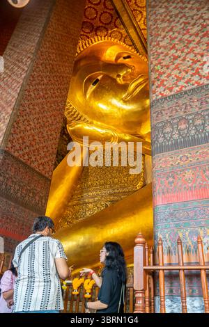 Touristen am liegenden Buddha Tempel, Wat Pho, Wat Po, buddhistischen Tempelkomplex im Phra Nakhon District, Bangkok, Thailand, Asien Stockfoto
