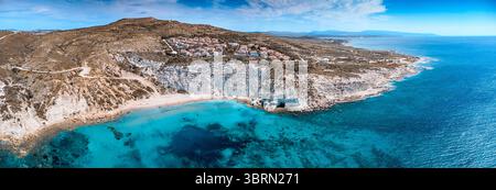 Panoramablick auf einen atemberaubenden Strand mit türkisfarbenem Wasser und markanten weißen Klippen entlang der Mittelmeerküste Stockfoto
