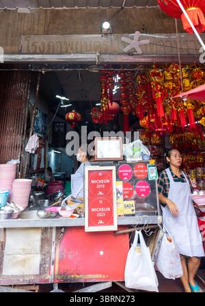 Kway CHAP UAN Photchana Micjelin-Guide Straßenstand mit chinesischer Küche, Nudeln, Yaowarat Road Chinatown, Bangkok, Thailand, 2025 Stockfoto