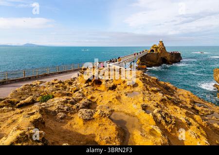 Die Felsformation Rocher du Basta, verbunden mit der Fußgängerbrücke, Biarritz, Frankreich Stockfoto