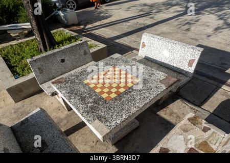 Straßenschachbretttisch, Bänke, Bangkok, Thailand Stockfoto
