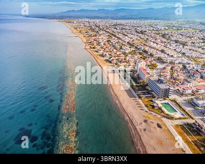 Atemberaubende Drohnenaufnahme, die die Küstenstadt mit dem lebhaften türkisfarbenen Wasser, den Sandstränden und den Hotels entlang der Mittelmeerküste erfasst Stockfoto