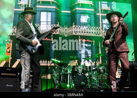 Bodelva, Großbritannien. Juli 2025. Die Libertines treten bei den letzten Eden Sessions 2025 im Eden Project in Cornwall auf. Die Band wurde Anfang der 2000er Jahre durch ihre Musik und den illegalen Drogenkonsum von Pete Doherty bekannt. Die Band veröffentlichte vier Alben, darunter 2004er All Quiet on the Eastern Esplanade, die als Rückkehr zu ihren musikalischen Wurzeln gefeiert wurde. Die Band besteht aus Carl Barat, Pete Doherty, John Hassall und Gary Powell am Schlagzeug. Quelle: Mark Passmore/ Alamy Live News Stockfoto