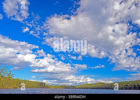 Weiße und puffige Wolken über einem abgelegenen See in den Boundary Waters in Minnesota Stockfoto