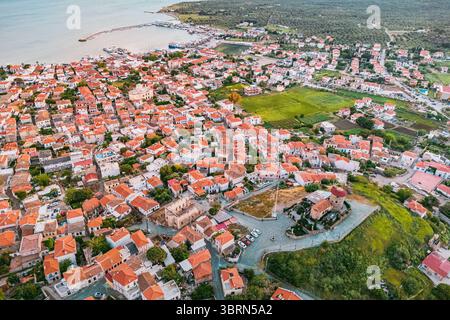 Panoramablick auf Ayvalik bei Sonnenuntergang mit traditioneller Architektur und Windmühle, Turkiye Stockfoto