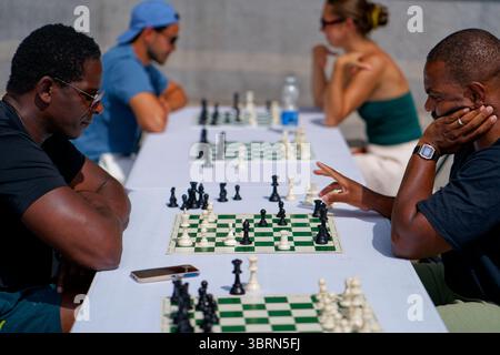 London, Großbritannien. Sonntag, 13. Juli 2025. Das ChessFest 2025 findet am Trafalgar Square statt. Das Chess Festival fand am Trafalgar Square London statt, das Tausende von Schachfans aus ganz Großbritannien anzog. Der Trafalgar Square war gefüllt mit 100er Schachtischen für Schachfans, 10 riesigen Schachsets und Freischachunterricht. Quelle: Aldo Shoots/Alamy Live News Stockfoto