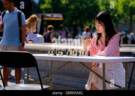 London, Großbritannien. Sonntag, 13. Juli 2025. Das ChessFest 2025 findet am Trafalgar Square statt. Das Chess Festival fand am Trafalgar Square London statt, das Tausende von Schachfans aus ganz Großbritannien anzog. Der Trafalgar Square war gefüllt mit 100er Schachtischen für Schachfans, 10 riesigen Schachsets und Freischachunterricht. Quelle: Aldo Shoots/Alamy Live News Stockfoto