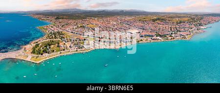 Panoramablick auf Ayvalik, Türkei, mit farbenfroher türkisfarbener Ägäis, Küste mit Booten und Stadtlandschaft Stockfoto