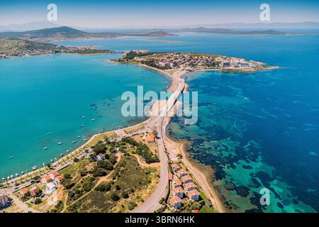 Panoramablick auf die Insel Cunda und Ayvalik, verbunden durch eine Brücke, zeigt die lebhafte türkisfarbene Ägäis und die Küstenstadt Stockfoto