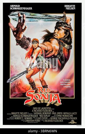 Red Sonja (1985) von Richard Fleischer mit Brigitte Nielsen, Arnold Schwarzenegger und Sandahl Bergman. Ein wilder Krieger sucht Rache an einer bösen Königin in einem mythischen Land. Foto eines Original-Posters aus dem Jahr 1985 mit einem Blatt, das AUSSCHLIESSLICH ZUR REDAKTIONELLEN VERWENDUNG von Renato Casaro VERWENDET WIRD. KREDIT: BFA / MGM / UA Stockfoto
