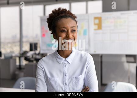 Porträt einer lächelnden afrikanischen Geschäftsfrau oder Führungskraft Stockfoto