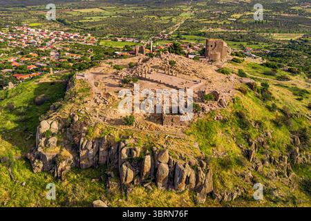 Blick aus der Vogelperspektive auf die antiken Ruinen der Stadt Assos mit dem Tempel der Athena bei Sonnenuntergang, in Behramkale, Türkei Stockfoto