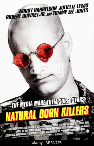 Natural Born Killers (1994) von Oliver Stone mit Woody Harrelson, Juliette Lewis und Robert Downey Jr. in den Hauptrollen Ein junges Paar begibt sich auf gewalttätige Verbrechen und wird zu Mediensensationen. Foto eines Original-Posters aus dem Jahr 1994 (USA), das NUR FÜR REDAKTIONELLE ZWECKE VERWENDET WIRD. Quelle: BFA / Warner Bros Stockfoto