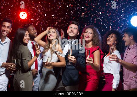 Glückliche Freunde, die gemeinsam Silvester feiern Stockfoto