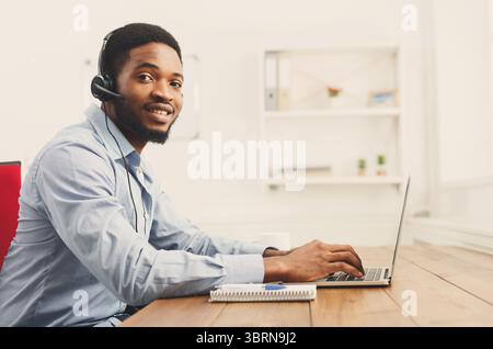 Callcenter-Mitarbeiter mit Headset Stockfoto