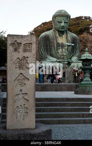 Die riesige Bronzestatue „daibutsu“ (großer Buddha) im Freien ist ein Nationalschatz und eine beliebte Attraktion im Kotokuin-Tempel, Kamakura, Kanagawa, Japan. Stockfoto
