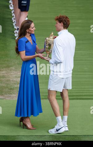 Wimbledon, Großbritannien. Juli 2025. Prinzessin Catherine überreicht die Siegertrophäe und die Siegertrophäe für die Gentlemen's Championship während Wimbledon 2025. Quelle: Corleve/Alamy Live News Stockfoto