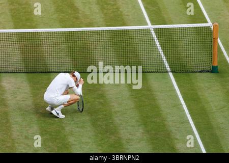 Wimbledon, Großbritannien. Juli 2025. Jannik Sinner (ITA) besiegt Carlos Alcaraz (ESP) im Gentlemen's Final in Wimbledon 2025. Quelle: Corleve/Alamy Live News Stockfoto