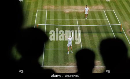 Wimbledon, Großbritannien. Juli 2025. Jannik Sinner (ITA) besiegt Carlos Alcaraz (ESP) im Gentlemen's Final in Wimbledon 2025. Quelle: Corleve/Alamy Live News Stockfoto