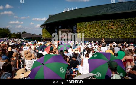 Wimbledon, Großbritannien. Juli 2025. Eine allgemeine Ansicht der Menschenmassen auf Henman Hill, die das Gentlemen's Final zwischen Carlos Alcaraz (ESP) und Jannik Sinner (ITA) während Wimbledon 2025 beobachten. Quelle: Corleve/Alamy Live News Stockfoto