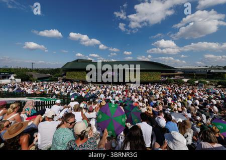 Wimbledon, Großbritannien. Juli 2025. Eine allgemeine Ansicht der Menschenmassen auf Henman Hill, die das Gentlemen's Final zwischen Carlos Alcaraz (ESP) und Jannik Sinner (ITA) während Wimbledon 2025 beobachten. Quelle: Corleve/Alamy Live News Stockfoto