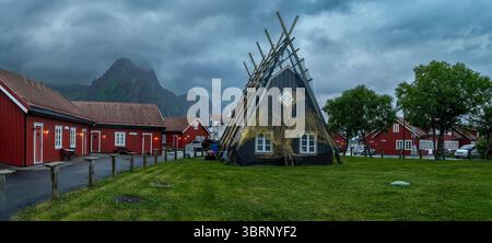 Malerische Rote Angelhütten in Svolvær, Lofoten-Inseln, Norwegen Stockfoto
