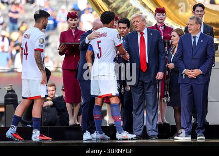 East Rutherford, Usa. Juli 2025. East Rutherford, New Jersey, 13. Juli 2025: Marquinhos aus Paris Saint-Germain schüttelt am 13. Juli 2025 im MetLife Stadium die Hand mit Präsident Donald J Trump während des Finalspiels der FIFA Club-Weltmeisterschaft zwischen Chelsea FC und Paris Saint-Germain (João Bravo /SPP) Foto: SPP Sport Press Photo. /Alamy Live News Stockfoto