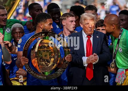 East Rutherford, Usa. Juli 2025. East Rutherford, New Jersey, 13. Juli 2025: Reece James von Chelsea FC mit der Trophäe mit Präsident der Vereinigten Staaten Donald J Trump während des Finalspiels der FIFA Club-Weltmeisterschaft zwischen Chelsea FC und Paris Saint Germain am 13. Juli 2025 im MetLife Stadium (João Bravo /SPP) Foto: SPP Sport Press Photo. /Alamy Live News Stockfoto