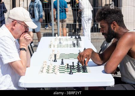 London, Großbritannien. Juli 2025. Schachspieler haben ein Spiel auf dem Schachfestival in London. Tausende von Menschen besuchten das fünfte Chess Festival auf dem Trafalgar Square in London. Es ist eine kostenlose und familienfreundliche Veranstaltung, die verschiedene Schachaktivitäten und Möglichkeiten bietet, sich mit Spitzenspielern zu treffen. Quelle: SOPA Images Limited/Alamy Live News Stockfoto