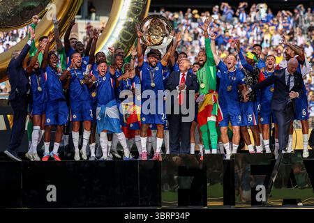 East Rutherford, Usa. Juli 2025. East Rutherford, New Jersey, 13. Juli 2025: Reece James von Chelsea FC mit der Trophäe mit Präsident der Vereinigten Staaten Donald J Trump während des Finalspiels der FIFA Club-Weltmeisterschaft zwischen Chelsea FC und Paris Saint Germain am 13. Juli 2025 im MetLife Stadium (João Bravo /SPP) Foto: SPP Sport Press Photo. /Alamy Live News Stockfoto