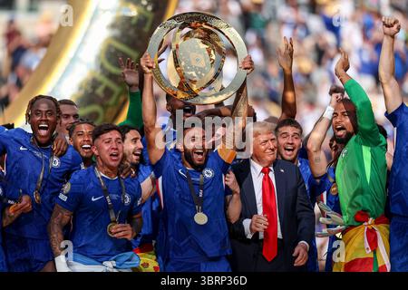 East Rutherford, Usa. Juli 2025. East Rutherford, New Jersey, 13. Juli 2025: Reece James von Chelsea FC mit der Trophäe mit Präsident der Vereinigten Staaten Donald J Trump während des Finalspiels der FIFA Club-Weltmeisterschaft zwischen Chelsea FC und Paris Saint Germain am 13. Juli 2025 im MetLife Stadium (João Bravo /SPP) Foto: SPP Sport Press Photo. /Alamy Live News Stockfoto