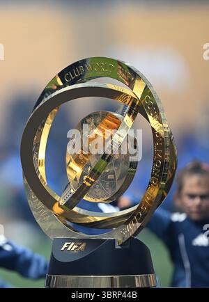 New Jersey, USA. Juli 2025. Die Trophäe wird vor dem Endspiel zwischen Chelsea FC (England) und Paris Saint-Germain (Frankreich) bei der FIFA Club-Weltmeisterschaft 2025 im MetLife Stadium, New Jersey, USA, am 13. Juli 2025 ausgetragen. Quelle: Wu Xiaoling/Xinhua/Alamy Live News Stockfoto