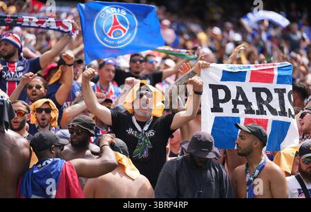 New Jersey, USA. Juli 2025. Das Publikum reagiert vor dem letzten Spiel zwischen Chelsea FC (England) und Paris Saint-Germain (Frankreich) bei der FIFA Club-Weltmeisterschaft 2025 im MetLife Stadium, New Jersey, USA, 13. Juli 2025. Quelle: Xu Chang/Xinhua/Alamy Live News Stockfoto