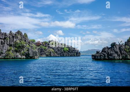 Eine wunderschöne Landschaft mit Kalksteinklippen, klarem blauem Himmel und tiefblauem Ozean von Coron, Palawan. Der beliebteste Sommerurlaub und das beliebteste Paradies auf Philippinen Stockfoto
