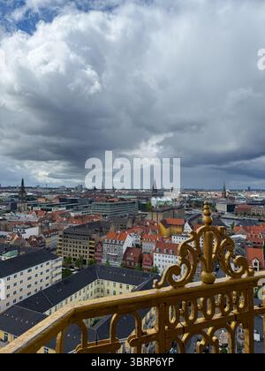 Panoramablick auf das Zentrum von Kopenhagen in Dänemark von der Spitze der Kirche unseres Erlösers. Dramatisch bewölkter Himmel, bevor es unter der Stadt regnet Stockfoto