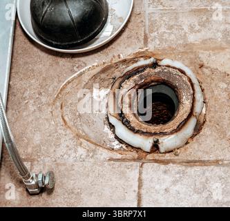 Nahaufnahme des Austauschs des Wachsrings unter einer Toilette Stockfoto