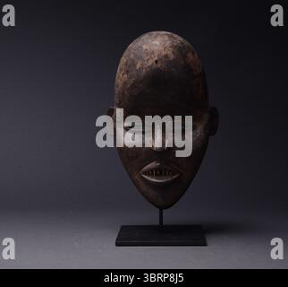 Afrikanische Stammeskunst Dan Holzmaske Stockfoto