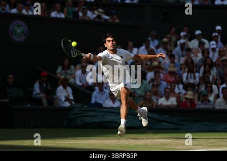 London, Großbritannien. 13. Juli 2025; All England Lawn Tennis and Croquet Club, London, England; Wimbledon Tennis Tournament, 14. Tag; Carlos Alcaraz (ESP) mit einem Vorschuss auf Jannik Sinner (ITA) 13. Juli 2025; All England Lawn Tennis and Croquet Club, London, England; Wimbledon Tennis Tournament, Tag 14; Carlos Alcaraz (ESP) dient Jannik Sinner (ITA) während des Finalspiels der Gentlemen's Singles Credit: Action Plus Sports Images/Alamy Live News Stockfoto