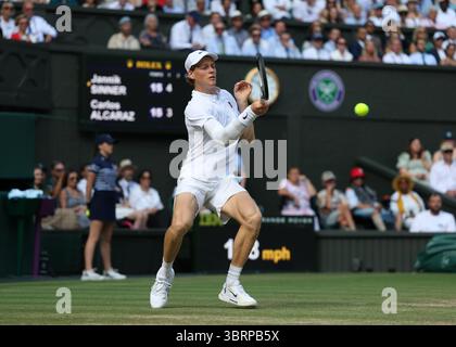 London, Großbritannien. 13. Juli 2025; All England Lawn Tennis and Croquet Club, London, England; Wimbledon Tennis Tournament, 14. Tag; Jannik Sinner (ITA) mit einem Vorschuss auf Carlos Alcaraz (ESP) 13. Juli 2025; All England Lawn Tennis and Croquet Club, London, England; Wimbledon Tennis Tournament, Tag 14; Carlos Alcaraz (ESP) dient Jannik Sinner (ITA) während des Finalspiels der Gentlemen's Singles Credit: Action Plus Sports Images/Alamy Live News Stockfoto