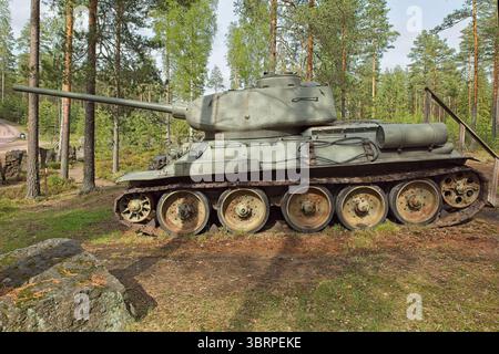 T-43 Tank (Modell T-34-85-44) oder Tank-34, der in den frühen 1950er Jahren hergestellt wurde, 32 Tonnen, 85 mm Kanon und zwei 7,62 mm Maschinengewehre, Salpa-Line Museum, Stockfoto