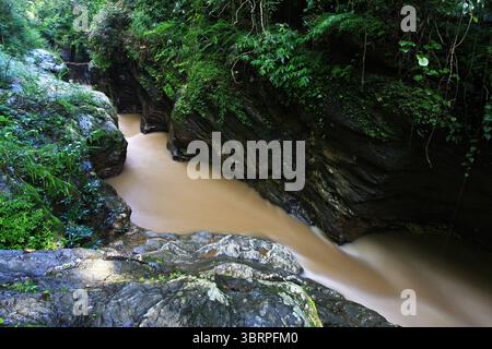 Die Landschaft des Grand Canyon Muang Pua oder Wang Sila Leng ist eine Touristenattraktion, eine lange Strecke der dramatischen Flussschlucht am Koon River in der Provinz Nan, T Stockfoto
