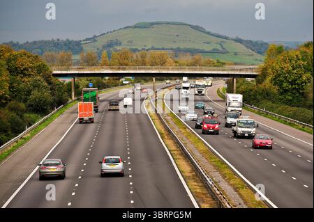 Aktenfoto vom 14/10/08, eine allgemeine Ansicht der Autobahn M5 in Somerset mit Blick nach Norden in Richtung Brent Knoll. Viele Erwachsene erinnern sich vielleicht daran, als sie noch Kinder waren, Spiele zu raten oder Bücher zu malen, um sich auf langen Autofahrten unterhalten zu können - aber neue Forschungsergebnisse deuten darauf hin, dass viele Eltern jetzt beträchtliche Summen für eine Reihe von Gadgets ausgeben, um Langeweile zu vermeiden. Ausgabedatum: Montag, 14. Juli 2025. Stockfoto