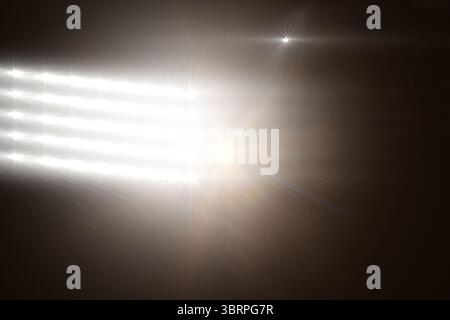 Die flache Grafik zeigt ein Raster aus Flutlichtern im Stadion, die Lichtreflexe und Dunstbildung der Linsen erzeugen Stockfoto