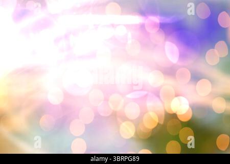 Digitale abstrakte Bokeh-Lichter leuchten über einen weichen Pastellverlauf und zeichnen sich durch Lichtstreuungen aus Stockfoto