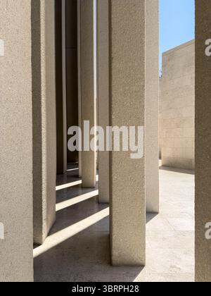 Minimalistische Schwarzweißsäulen mit Licht und Schatten Stockfoto