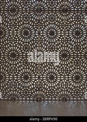 Geometrische islamische Architektur inspirierte Jali-Muster-Wanddesign mit Licht und Schatten, kompliziertes Mogul-Gittermuster Stockbild Stockfoto