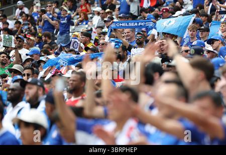New Jersey, USA. Juli 2025. Die Zuschauer reagieren vor dem Endspiel zwischen Chelsea FC (England) und Paris Saint-Germain (Frankreich) bei der FIFA Club-Weltmeisterschaft 2025 im MetLife Stadium, New Jersey, USA, 13. Juli 2025. Quelle: Li Ming/Xinhua/Alamy Live News Stockfoto